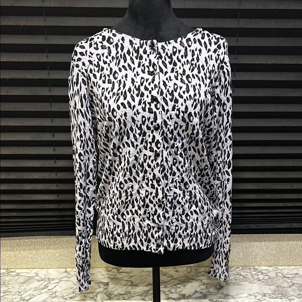 Eyn Women’s‎ Violet Grey & Black Animal Print LS Button Front Cardigan Medium